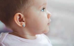 مهم ترین نکات سوراخ‌ کردن گوش نوزادان و کودکان،کلینیک کودکان آنا