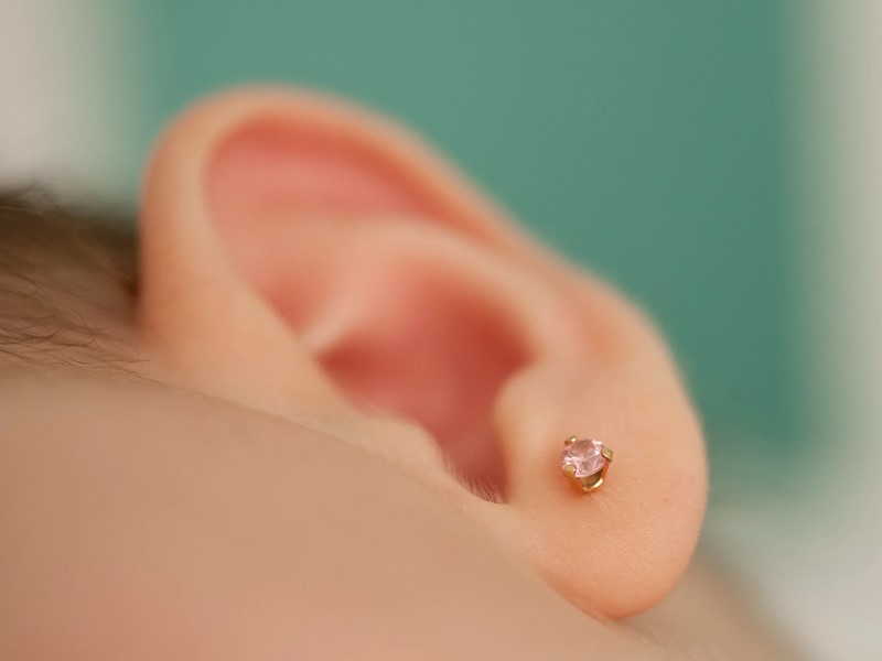 سوراخ‌ کردن گوش نوزادان و کودکان