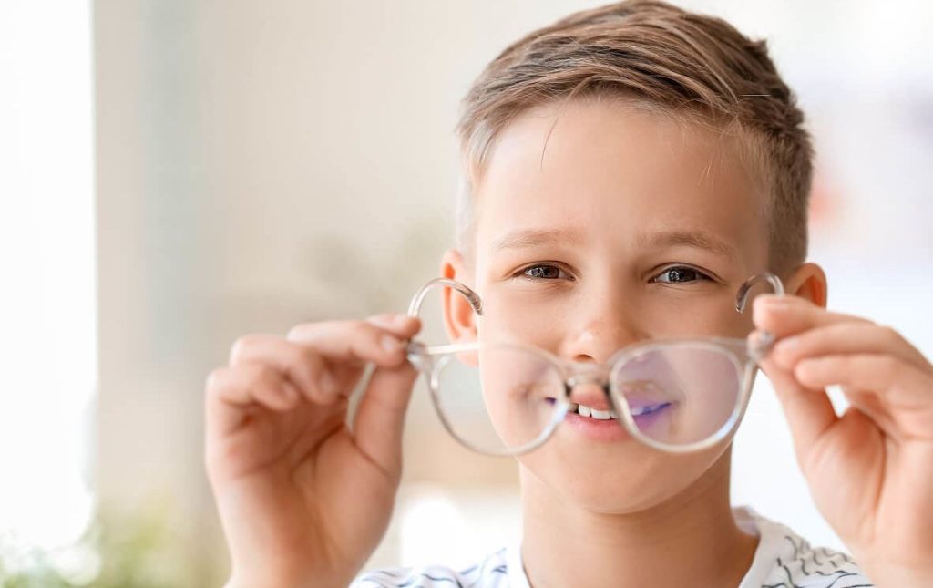 علایم نزدیک‌بینی در کودکان